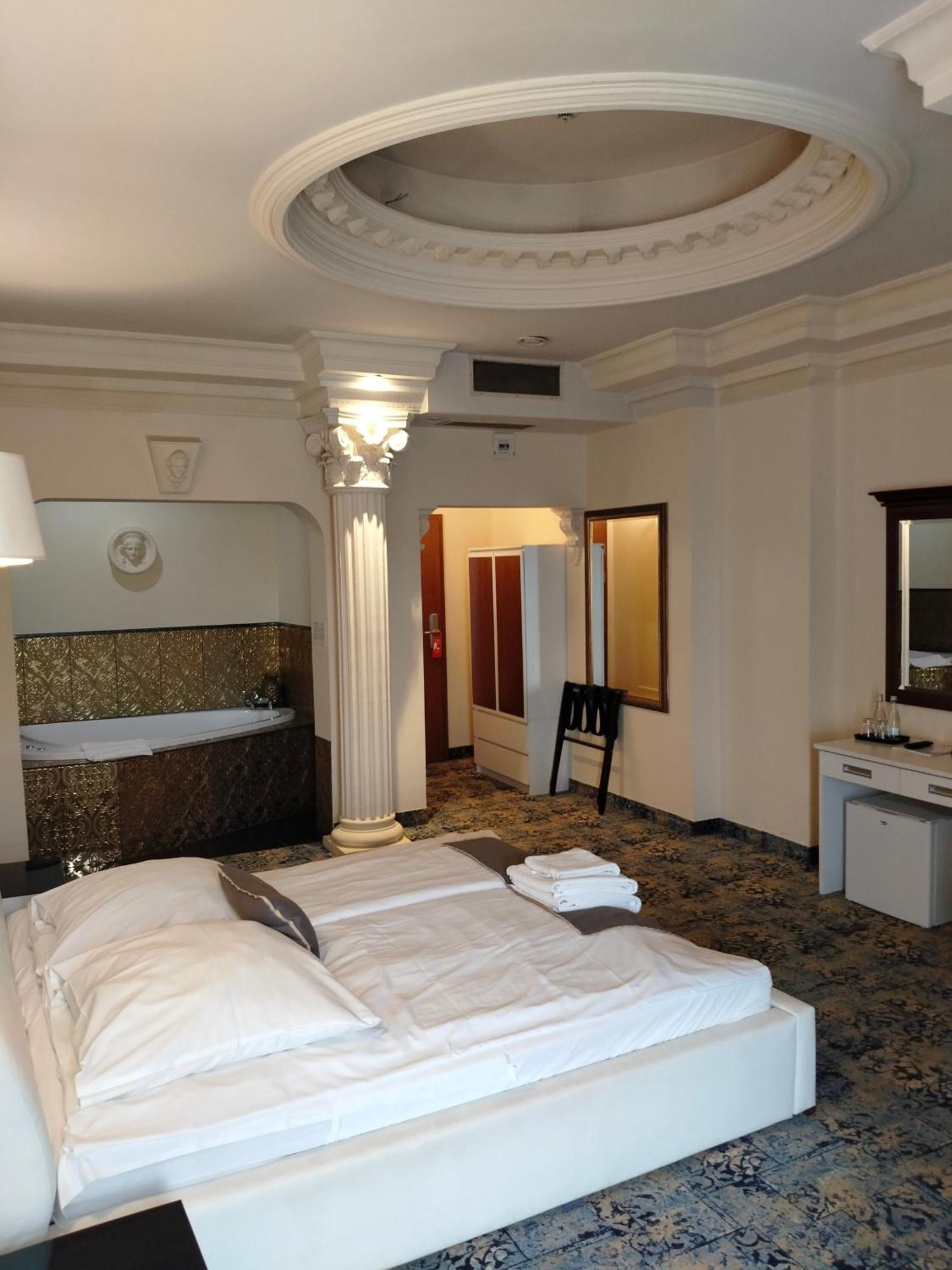 Hotel Venecia Palace Michałowice Kültér fotó